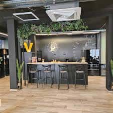 Bar interior del Club Victoria con iluminación ambiental y decoración vegetal