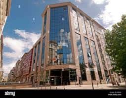 Vista exterior del Edificio Administrativo de la Xunta de Galicia en Ferrol con fachada moderna y cristalera