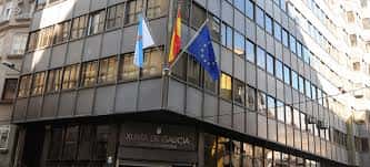 Fachada del edificio con banderas de Galicia, España y la Unión Europea