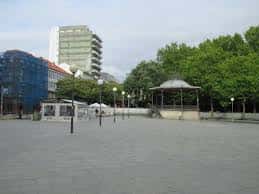 Plaza de la Constitución en Ferrol con kiosco y edificios modernos al fondo