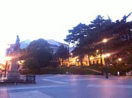 Plaza de la Constitución iluminada al atardecer con arquitectura histórica