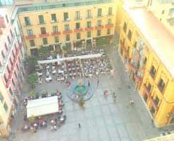 Vista aérea de la Plaza del Obispo con mesas de restaurante y la fuente central
