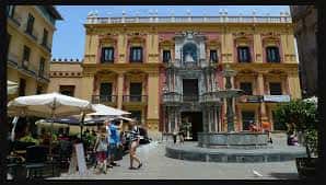 Fachada principal de la Plaza del Obispo con la fuente y ambiente de terraza