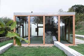 Vista frontal de la estructura de cristal y madera del Coliving Artístico Municipal