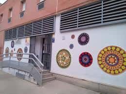 Fachada exterior del Centro Cívico San Julián con decoración de azulejos