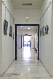 Pasillo interior del centro con obras de arte colgadas