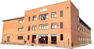 Fachada frontal del instituto con entrada principal y señalización visible