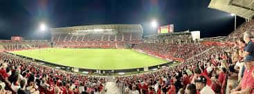 Vista panorámica del interior del estadio durante un partido con grada llena