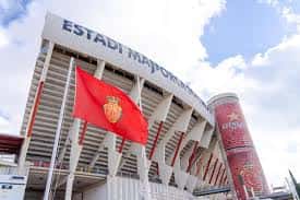 Fachada principal del Estadi Mallorca Son Moix con bandera y detalles arquitectónicos