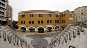 Vista exterior del Centro Cívico Callealtero con escalinatas y fachada amarilla