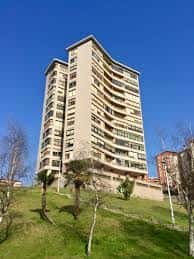 Vista exterior del Edificio Tres Torres en Santander con fachada moderna y entorno verde