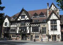 Vista exterior del edificio The King and Queen con arquitectura Tudor y fachada de entramado de madera