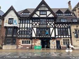Fachada frontal del pub The King and Queen en Brighton con detalles arquitectónicos históricos