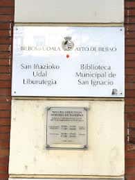 Placa identificativa de la Biblioteca Municipal de San Ignacio en Bilbao