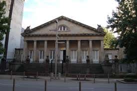 Fachada principal del Arquivo Histórico Provincial de Pontevedra con columnas y frontón triangular