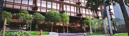 Vista exterior de la Facultad de Educación y Trabajo Social con fachada de madera y cristal