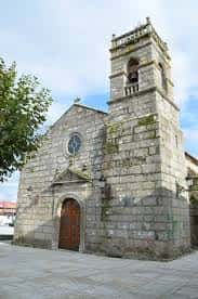 Vista exterior de la Iglesia de San Miguel de Bouzas con su fachada de piedra y campanario