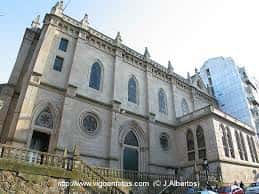 Vista exterior del Santuario de María Auxiliadora en Vigo, mostrando su fachada gótica y entorno urbano