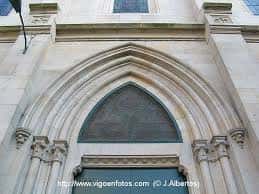 Entrada principal del Santuario de María Auxiliadora con arco apuntado y decoración gótica