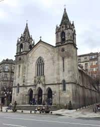 Vista frontal de la Parroquia de Santiago el Mayor en Vigo con sus dos torres góticas y fachada de piedra