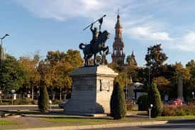 Estatua ecuestre del Cid Campeador frente a la Giralda al atardecer