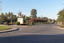 Perspectiva de la Avenida del Cid con monumentos y vegetación bien cuidada