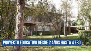 Fachada del colegio rodeada de vegetación, con texto informativo sobre el proyecto educativo