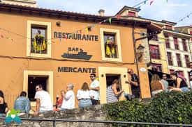 Vista del restaurante y bar Mercante en la Cuesta del Cholo con gente sentada en la terraza