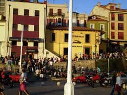 Escena animada en la Cuesta del Cholo con el edificio amarillo del restaurante y multitud de visitantes