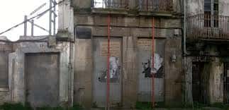 Fachada de la casa natal de Ricardo Carvalho Calero en Ferrol con murales y detalles arquitectónicos