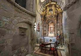 Capilla lateral con retablo dorado y mobiliario tradicional en la Iglesia de San Xoán Apóstolo
