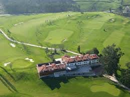 Vista aérea del Campo Municipal de Golf La Llorea con el club house y amplias zonas verdes