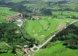 Panorámica del campo de golf La Llorea desde altura, mostrando fairways, greens y entorno natural