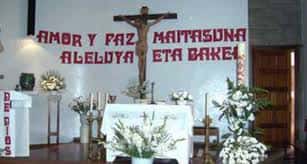 Interior del altar con cruz central y decoración floral para eventos