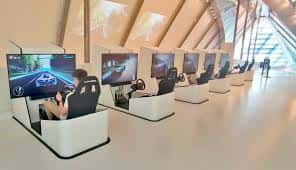 Interior del museo mostrando la zona de simuladores de conducción con pantallas y asientos ergonómicos