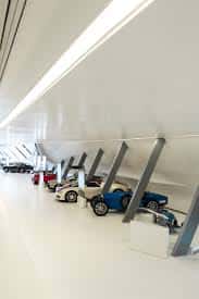 Exposición de vehículos clásicos y modernos en el interior del Mobility City con iluminación cenital
