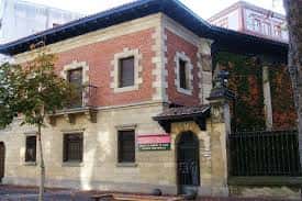Fachada exterior del Museo de Armería de Álava con detalles arquitectónicos y entrada principal