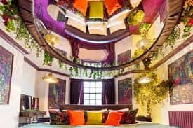 Habitación con techo circular decorado y ambiente colorido, ideal para eventos temáticos