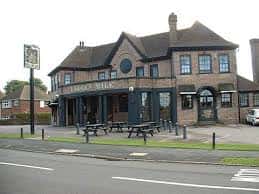 Vista exterior del pub Ladies Mile con su fachada de ladrillo y zona de terrazas al aire libre