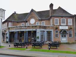 Exterior del pub Ladies Mile mostrando su arquitectura tradicional y cartel colgante