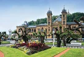 Fachada principal del Palacio de Alderdi Eder con jardines delanteros
