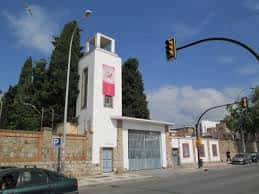 Fachada principal del Colegio Gamarra en Málaga con torre blanca y cielo azul