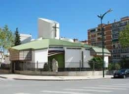 Vista exterior de la Parroquia de Santa María Goretti en Málaga con su fachada moderna y cruz en la parte superior