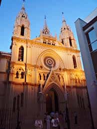 Vista nocturna de la fachada de la Iglesia del Sagrado Corazón