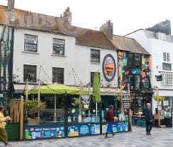 Fachada exterior de Mrs Fitzherberts en Brighton con terraza y ambiente urbano