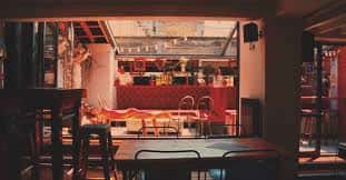 Interior acogedor de Mrs Fitzherberts con barra de bar y mesas dispuestas para eventos