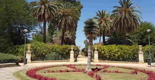 Jardines de la Ronda del Tamarguillo con palmeras y senderos