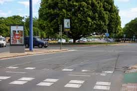 Vista de la Ronda del Tamarguillo con árboles y zona peatonal