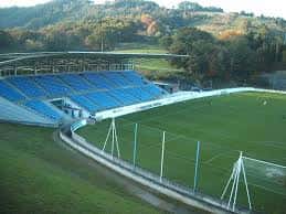 Ángulo elevado de las gradas y cancha del estadio Zubieta en San Sebastián