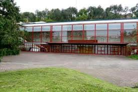 Fachada exterior del Centro Deportivo Municipal J.A. Gasca con cristaleras y entorno verde